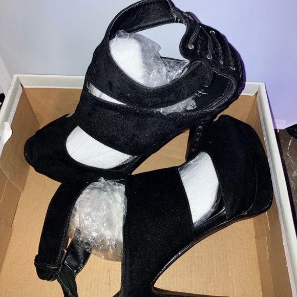 Colin Stuart Suede Stiletto - Picture 3 of 5